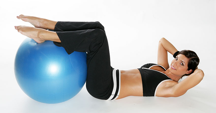 Pilates: double leg kıck (çift bacak tekmesi) hareketi.